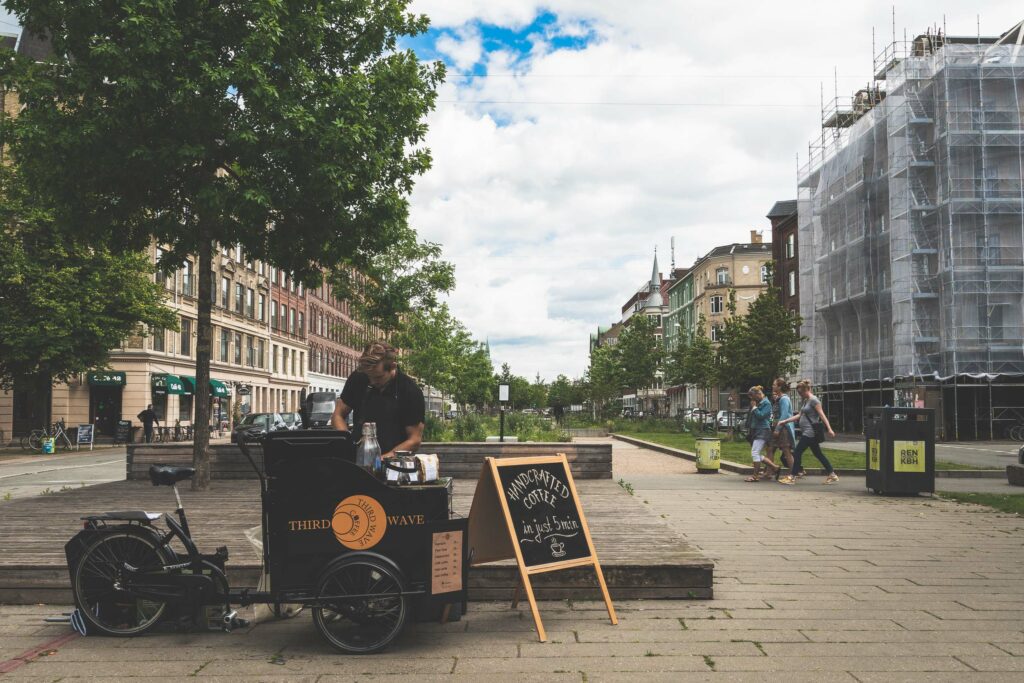 Mand laver kaffe på Sønder Boulevard på Vesterbro